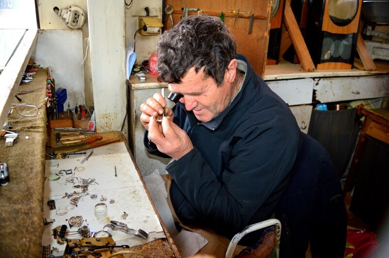 Единствениот часовничар во градот четири децении ги поправа часовниците на кочанчани, занаетот е пред изумирање, работа има, ама сè помалку