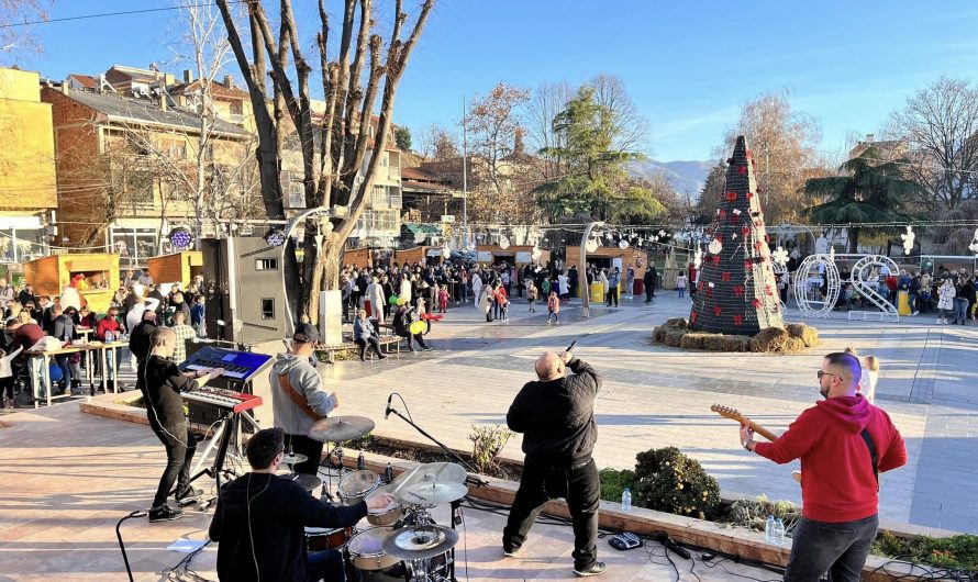 Во Градскиот парк започна празничната програма по повод Нова година и Божиќ