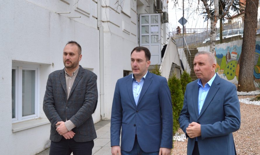 Дополнителниот заменик министер за информатичко општество и администрација Стефан Андоновски во посета на Кочани