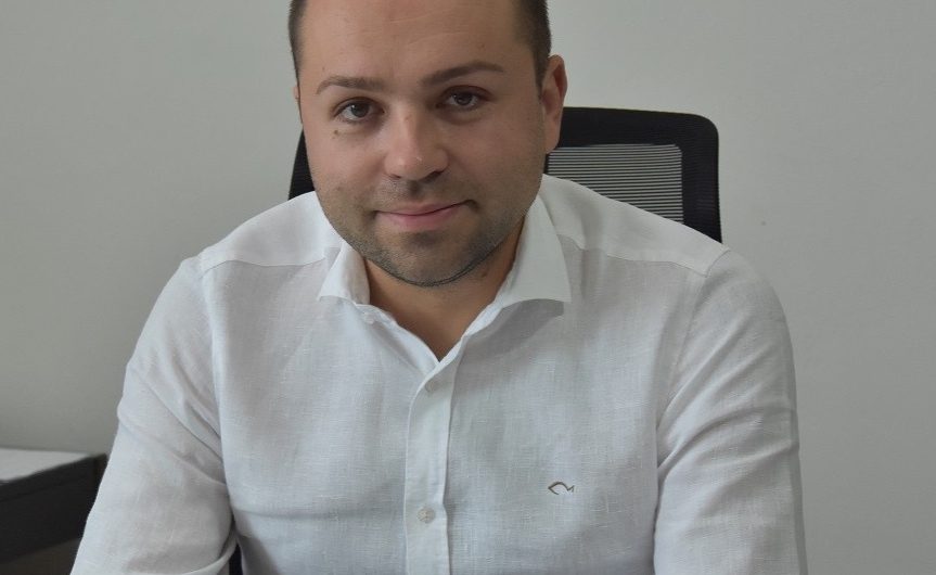в.д. градоначалникот Венко Крстевски со соопштение во врска со формирање на паралелки со помал број на учениции во општинските основни училишта